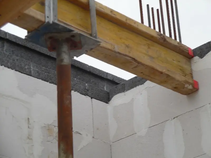 Budowa domu jednorodzinnego – pierwsza kondygnacja ścian z bloczków na płycie fundamentowej