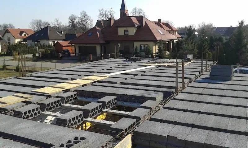Budowa domu jednorodzinnego – widok na konstrukcję dachu z wnętrza budynku