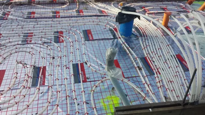 Instalacje w domu jednorodzinnym – ogrzewanie podłogowe w salonie w trakcie montażu