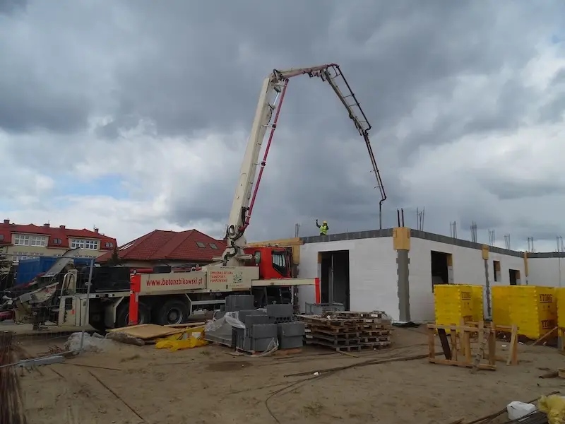 Budowa domu jednorodzinnego – przygotowany szalunek i zbrojenie stropu przed betonowaniem