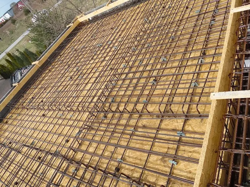 Budowa domu jednorodzinnego – gotowe zbrojenie stropu przed wylaniem betonu