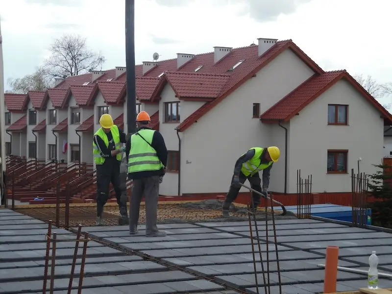 Budowa domu jednorodzinnego – ekipa Odomo.pl przygotowująca się do betonowania stropu lub płyty