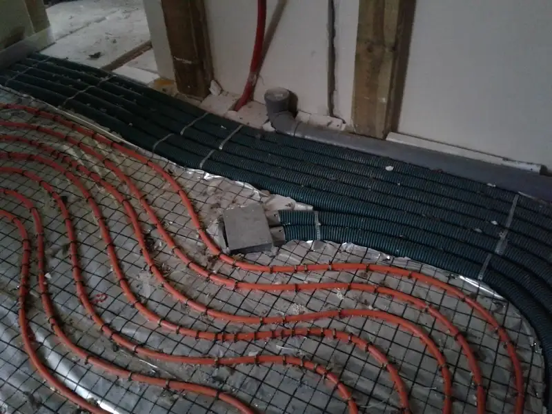 Instalacje w domu jednorodzinnym – ogrzewanie podłogowe w salonie przed wylaniem posadzki