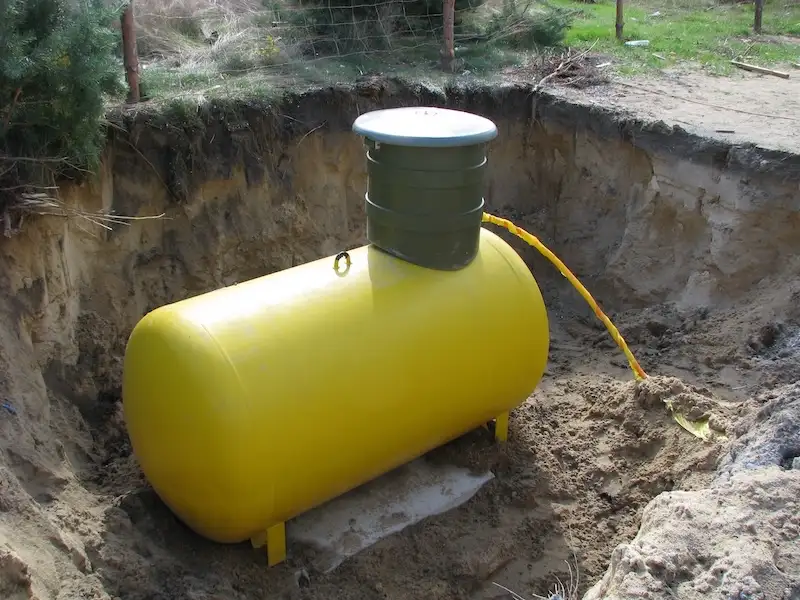 Instalacje w domu jednorodzinnym – zbiornik na gaz płynny w ogrodzie przy domu