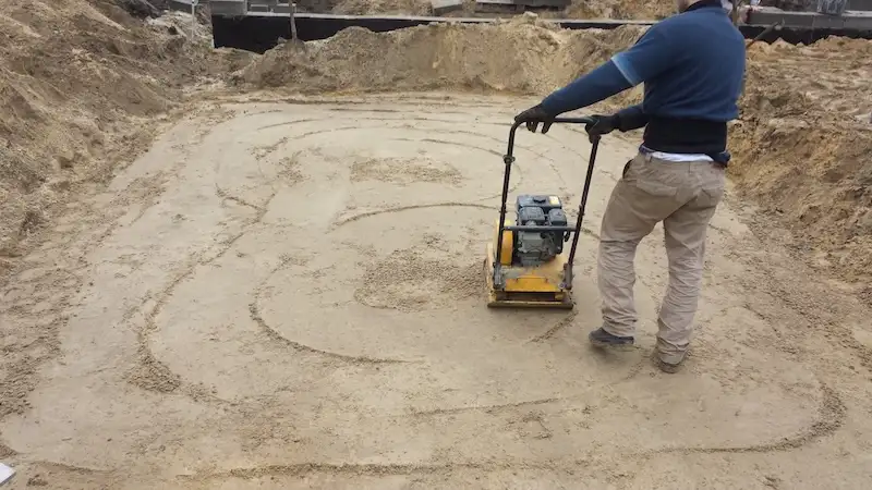 Budowa domu jednorodzinnego – przygotowanie i wyrównanie gruntu pod płytę fundamentową