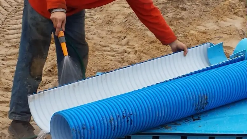 Budowa domu jednorodzinnego – zagęszczanie podsypki piaskowej pod płytę fundamentową w Odomo.pl