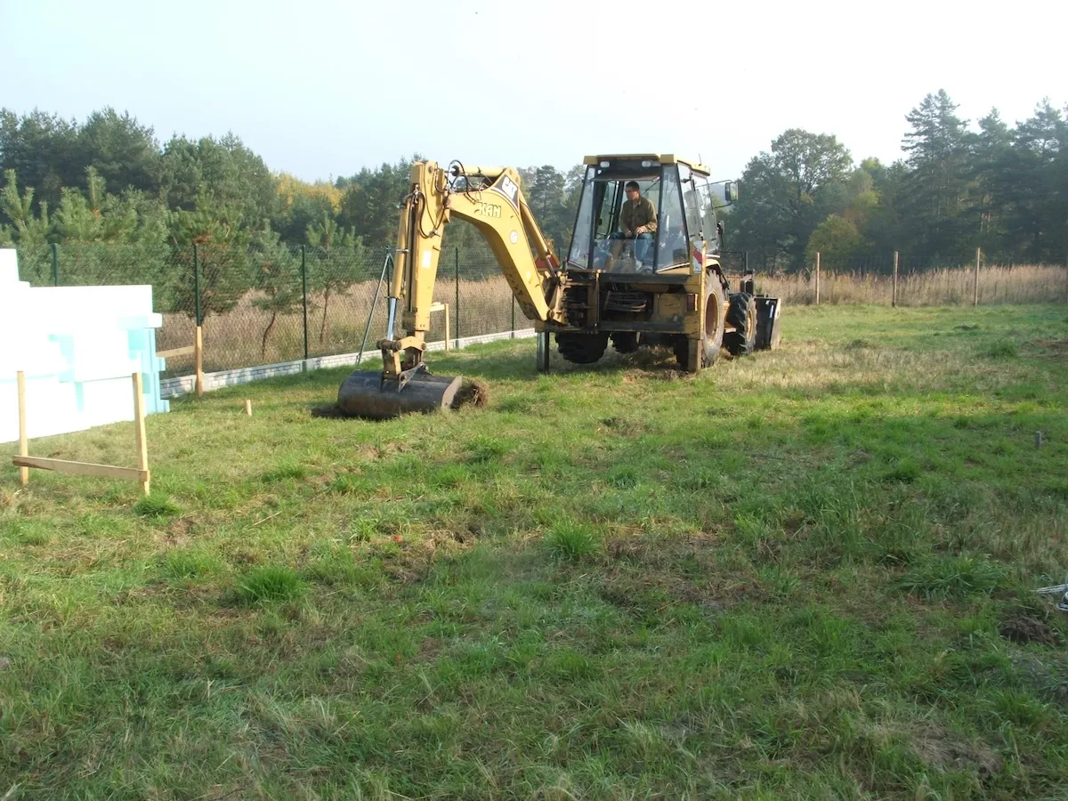 Budowa domu jednorodzinnego – przygotowanie gruntu i wyrównanie terenu pod płytę fundamentową koparka