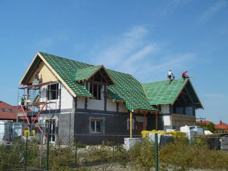 Budowa domu jednorodzinnego – dom w stanie deweloperskim z dachem pokrytym dachówką