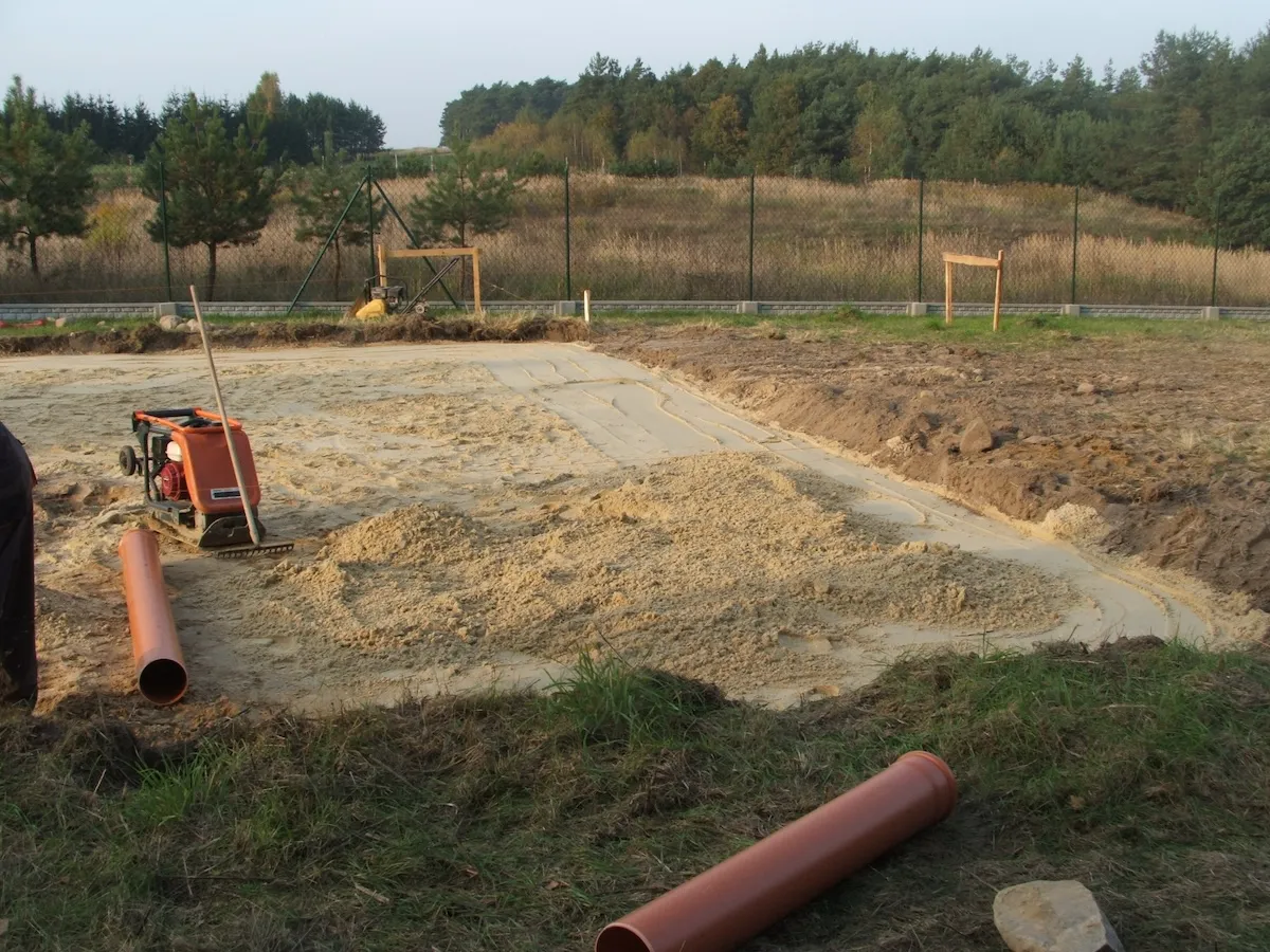 Budowa domu jednorodzinnego – przygotowanie gruntu i wyrównanie terenu pod płytę fundamentową