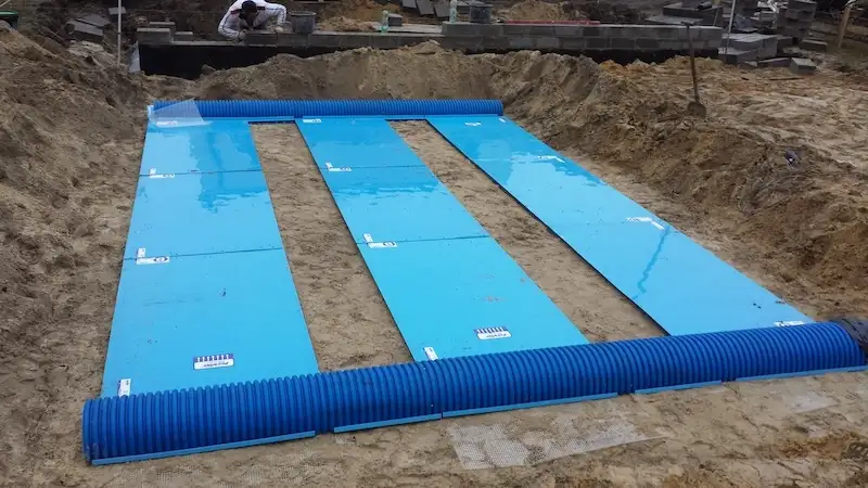 Budowa domu jednorodzinnego – ułożone płyty izolacyjne pod płytę fundamentową w systemie Odomo.pl