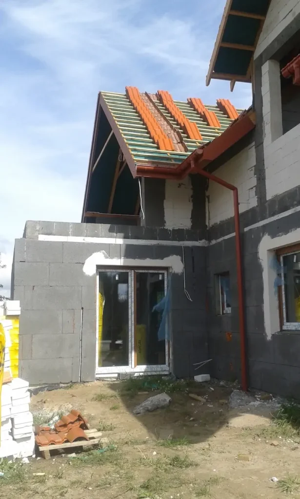 Budowa domu jednorodzinnego – dachówka na dachu domu w zabudowie jednorodzinnej