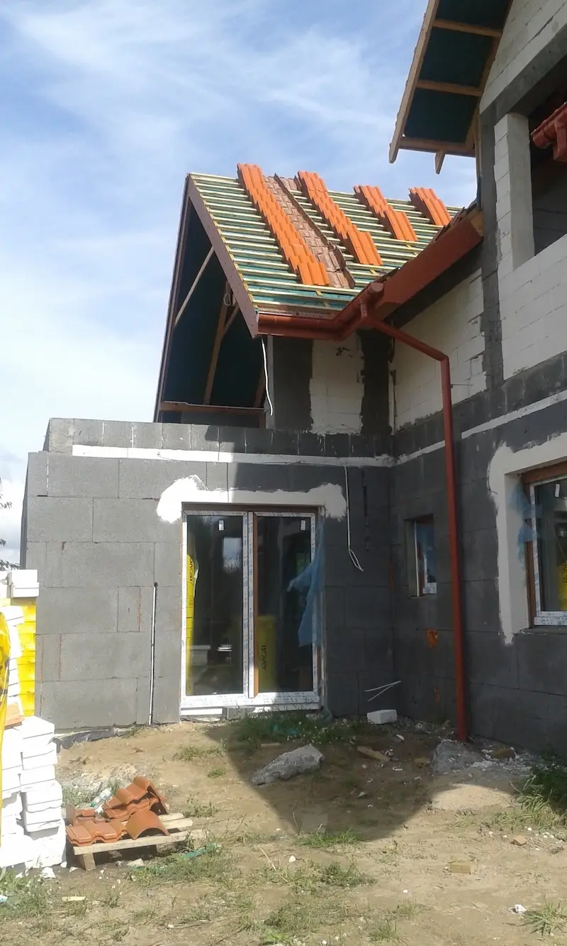 Budowa domu jednorodzinnego – dachówka na dachu domu w zabudowie jednorodzinnej