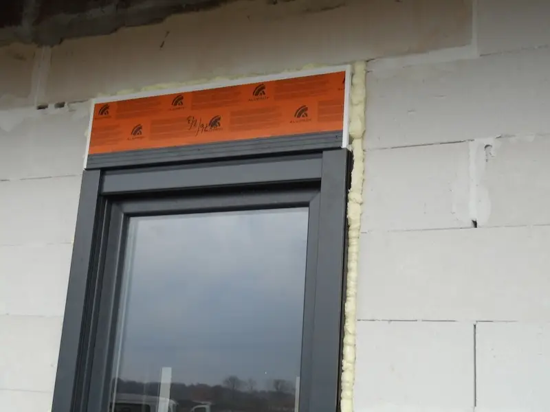 Budowa domu jednorodzinnego – dach z dachówki ceramicznej z wykończonym okapem