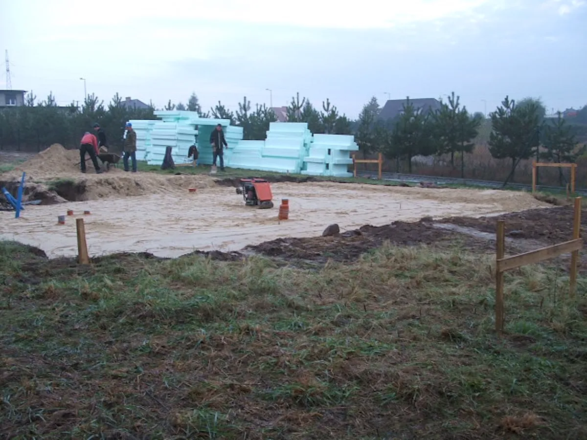Budowa domu jednorodzinnego – przygotowanie gruntu i wyrównanie terenu pod płytę fundamentową