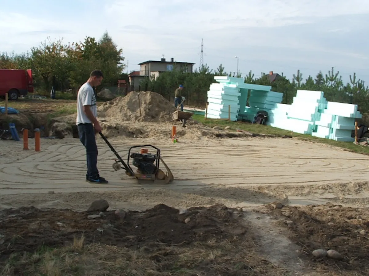 Budowa domu jednorodzinnego – zagęszczanie podsypki pod płytę fundamentową