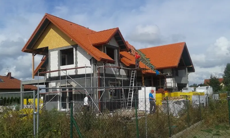 Budowa domu jednorodzinnego – dach z zaawansowanymi obróbkami i oknami połaciowymi