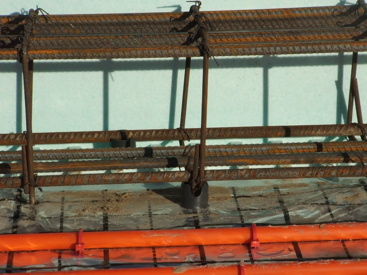 Budowa domu jednorodzinnego – widok na całą płytę z ułożonym ogrzewaniem podłogowym