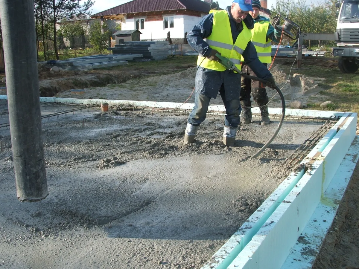 Budowa domu jednorodzinnego – rozkładanie folii i izolacji pod płytę fundamentową