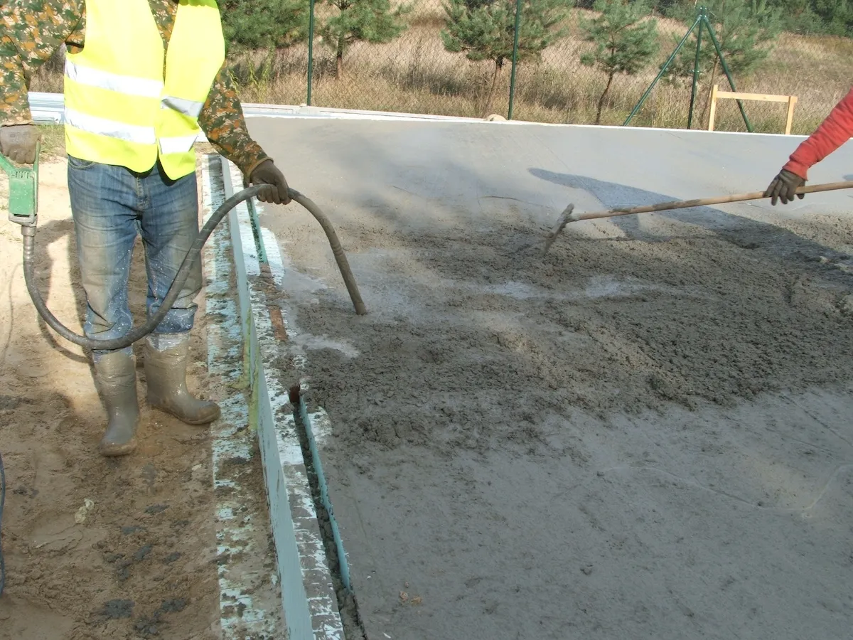 Budowa domu jednorodzinnego – zagęszczanie podłoża pod płytę fundamentową maszyną