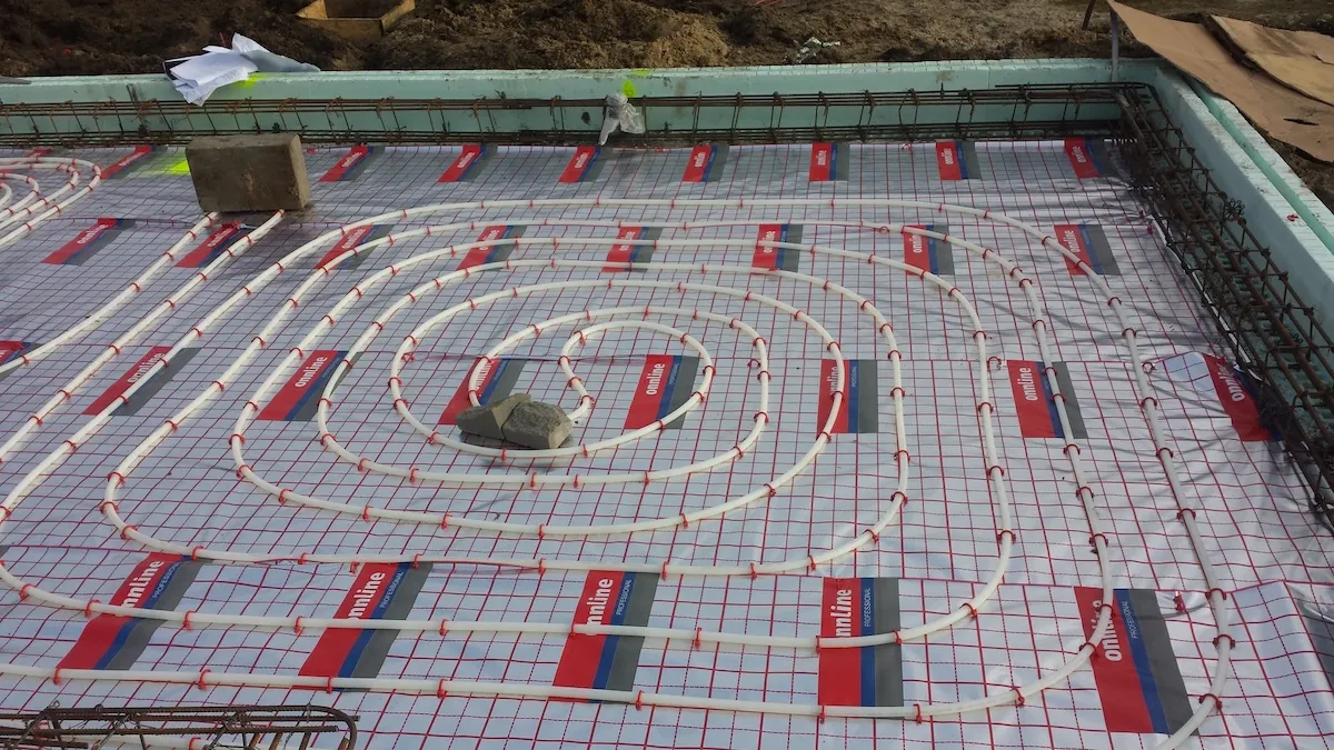 Budowa domu jednorodzinnego – płyta fundamentowa w stanie surowym przed instalacjami