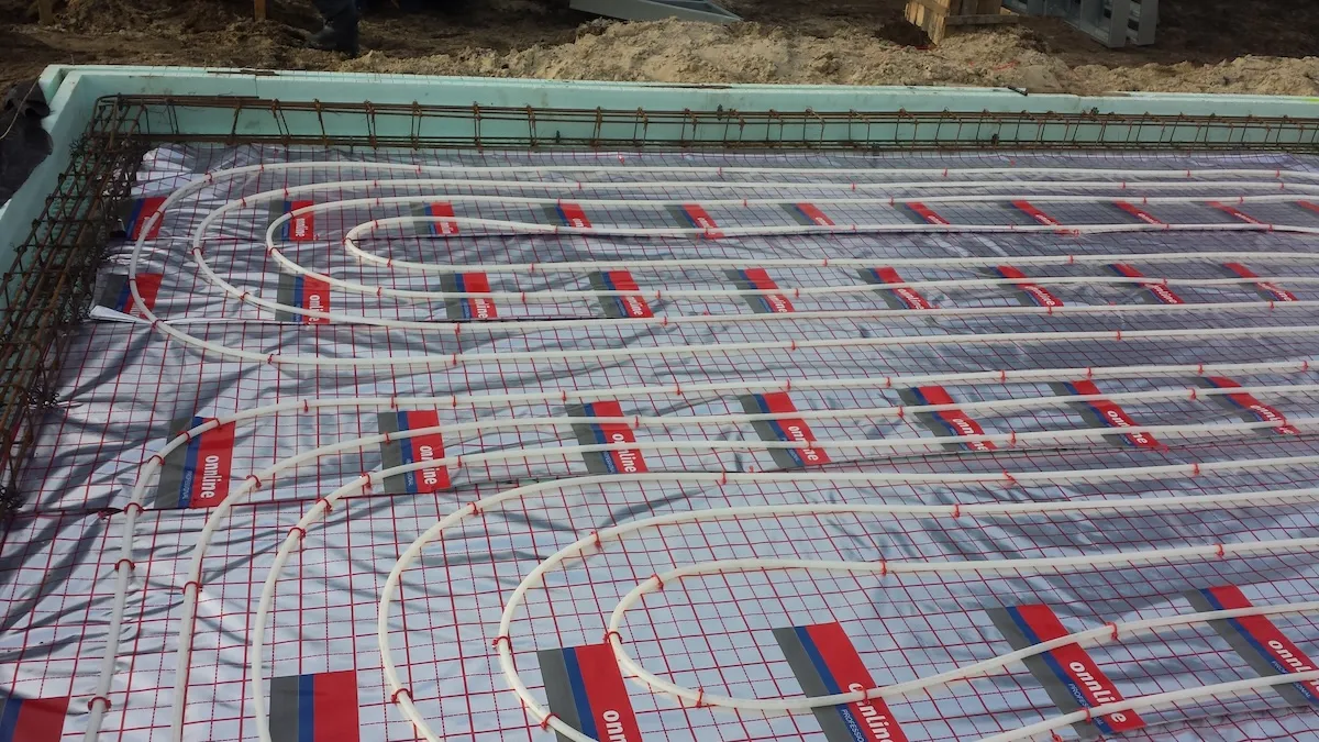 Budowa domu jednorodzinnego – przygotowanie płyty fundamentowej pod instalacje ogrzewania