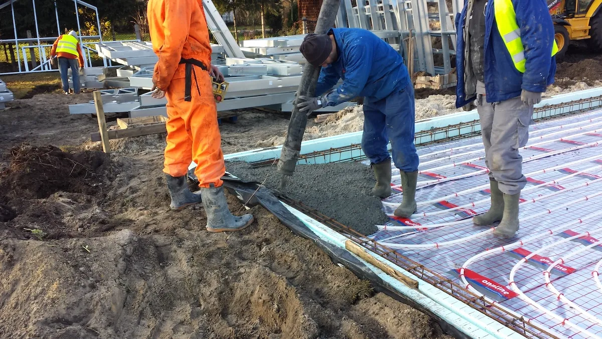 Budowa domu jednorodzinnego – rozkładanie folii i izolacji pod instalację grzewczą