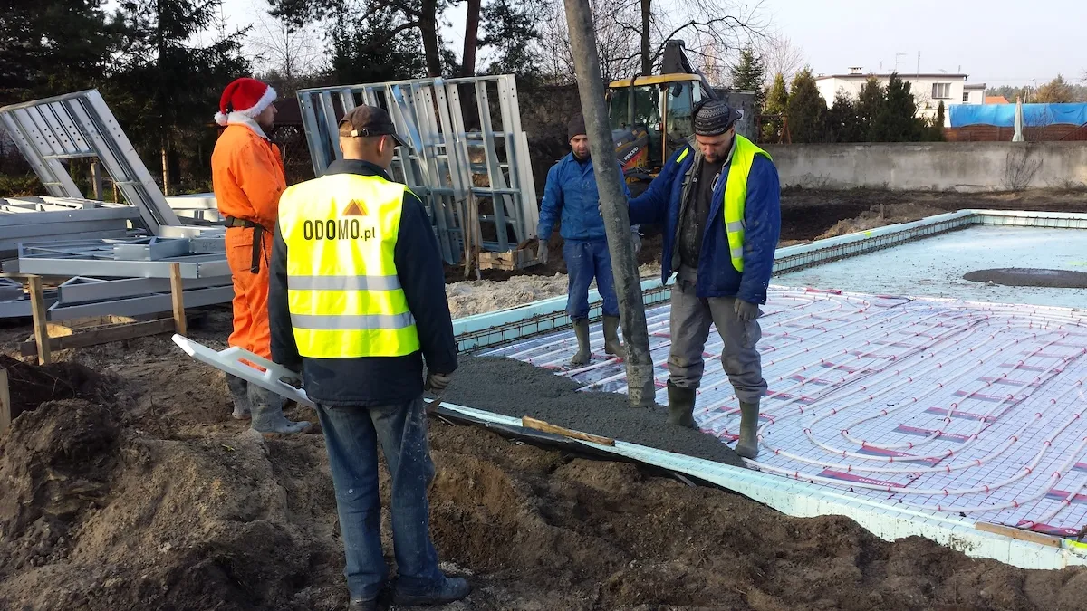 Budowa domu jednorodzinnego – montaż izolacji termicznej i siatki pod ogrzewanie podłogowe