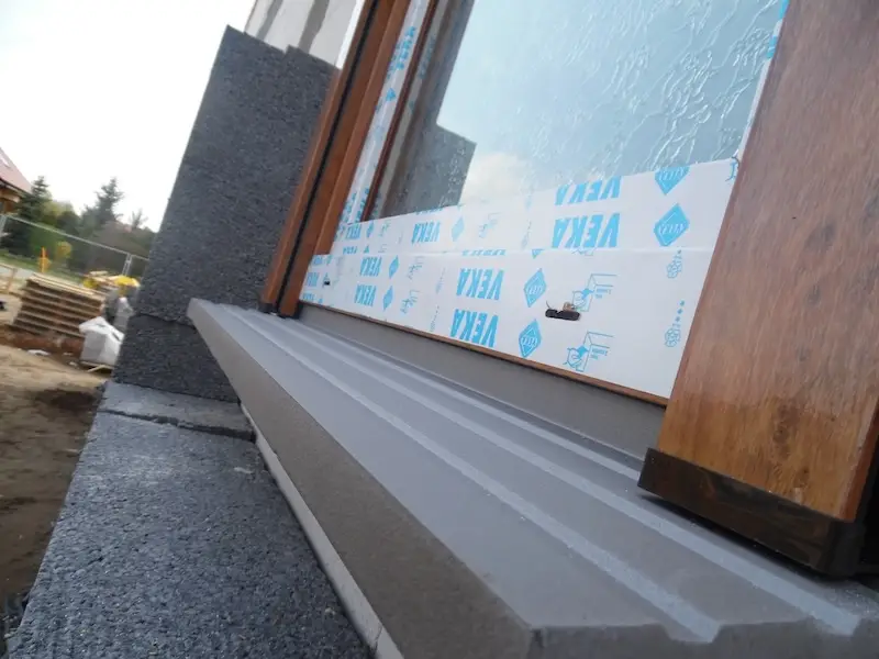 Budowa domu jednorodzinnego – prowadnice rolet zewnętrznych montowane na elewacji