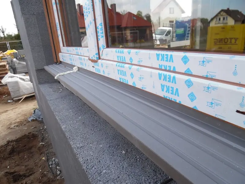 Budowa domu jednorodzinnego – montaż rolet zewnętrznych na oknach parteru