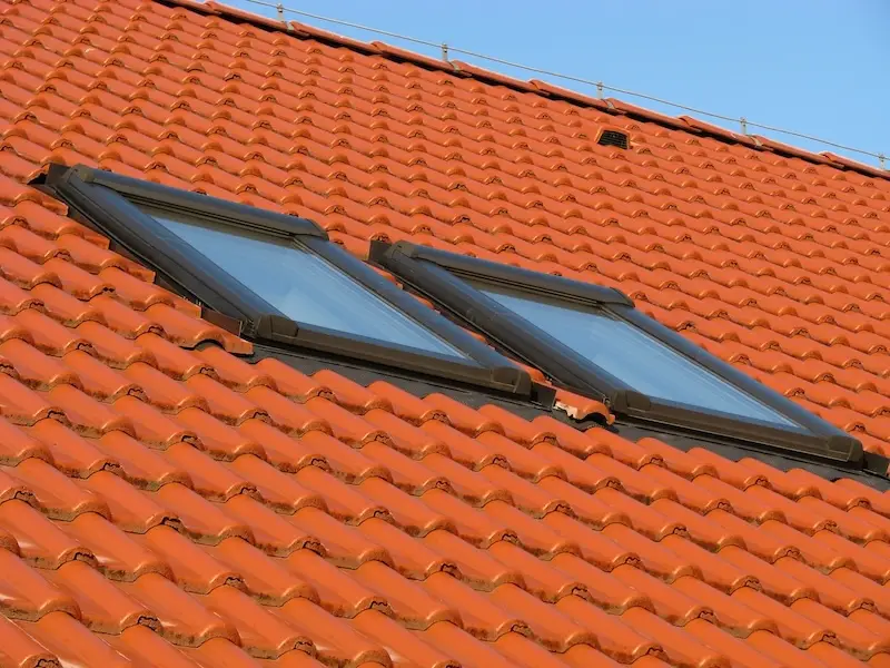 Budowa domu jednorodzinnego – dachówka ceramiczna na połaci dachu z oknem dachowym