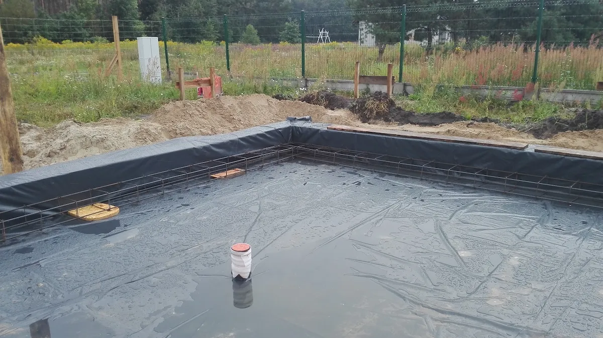 Budowa domu jednorodzinnego – zbrojenie płyty fundamentowej wraz z obrzeżami