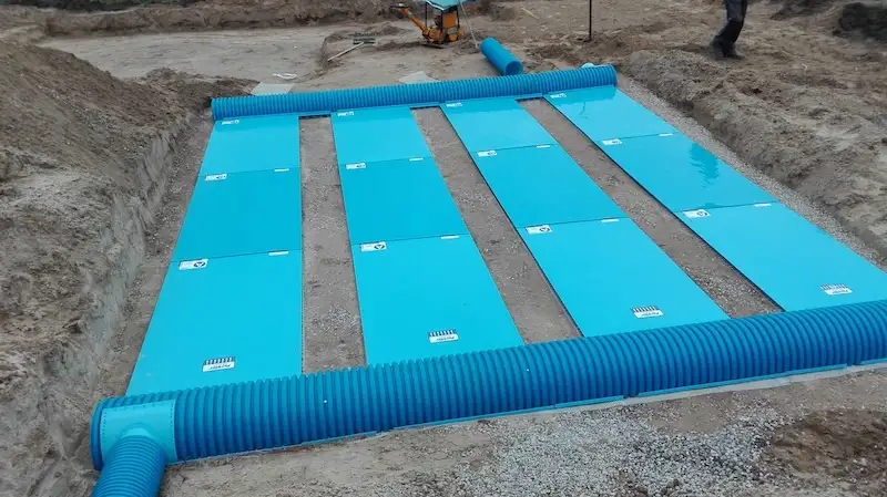 Budowa domu jednorodzinnego – kompletne ułożenie izolacji i rur przy płycie fundamentowej
