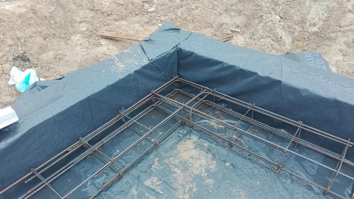 Budowa domu jednorodzinnego – zbrojenie narożnika płyty fundamentowej