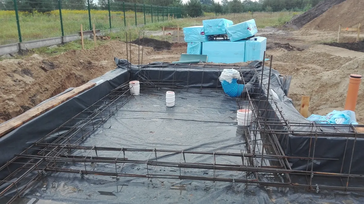 Budowa domu jednorodzinnego – folia i izolacja pod płytę fundamentową przygotowane do zbrojenia