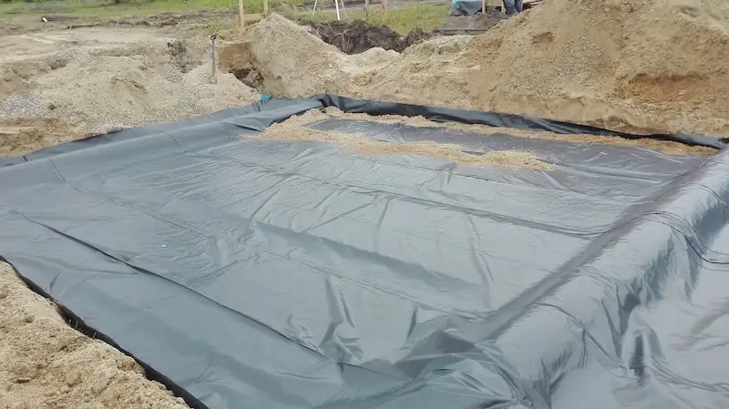 Budowa domu jednorodzinnego – folia izolacyjna na gotowej do zbrojenia płycie fundamentowej