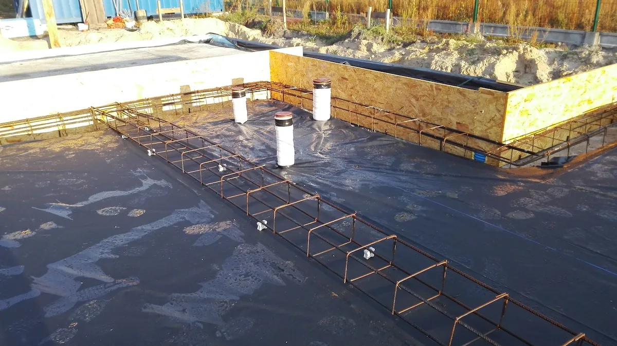 Budowa domu jednorodzinnego – powierzchnia płyty fundamentowej w trakcie wiązania betonu