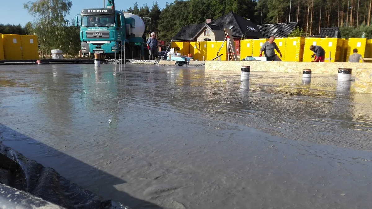 Budowa domu jednorodzinnego – betonowanie płyty fundamentowej przy użyciu pompy