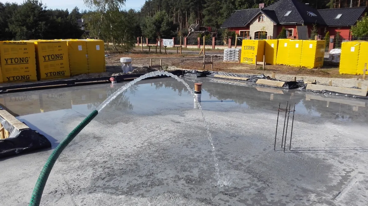 Budowa domu jednorodzinnego – płyta fundamentowa po zdjęciu szalunków brzegowych