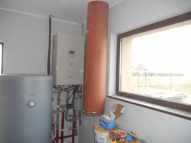 Instalacje w domu jednorodzinnym – kocioł gazowy i zasobnik w nowoczesnej kotłowni