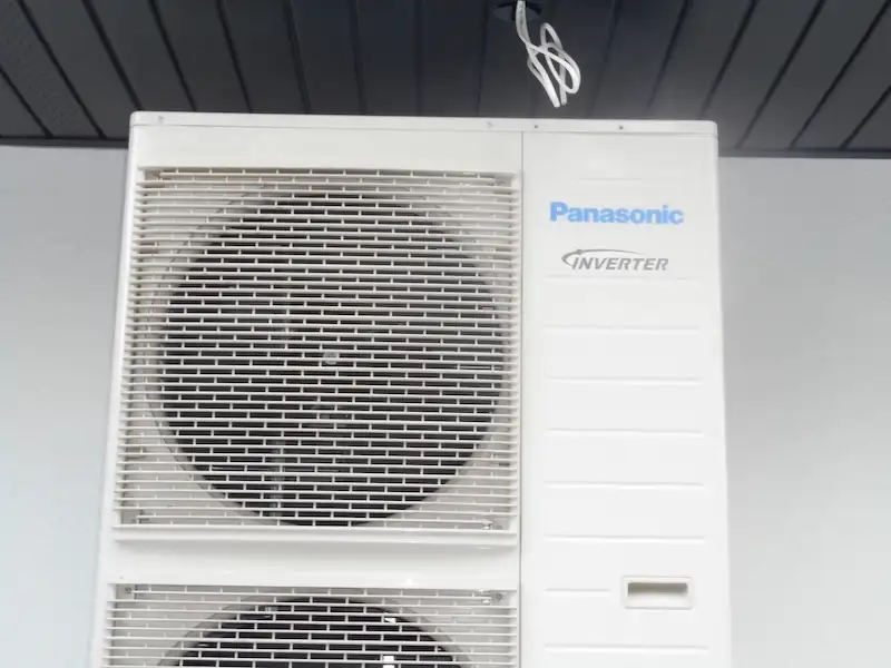Instalacje w domu jednorodzinnym – jednostka zewnętrzna pompy ciepła Panasonic w Bydgoszczy