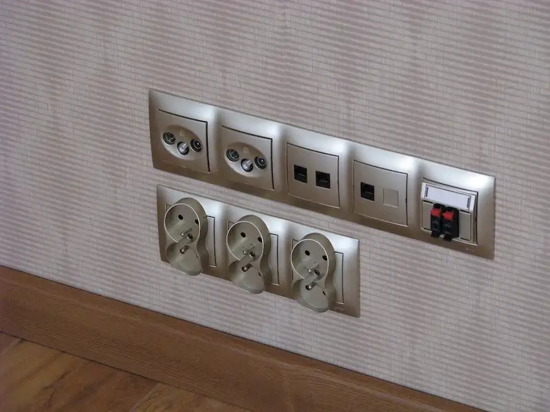 Instalacje w domu jednorodzinnym – panel sterujący i gniazda elektryczne w gotowym wnętrzu