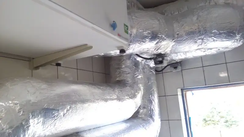 Instalacje w domu jednorodzinnym – zbiornik zasobnika i rury instalacyjne w kotłowni