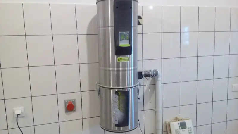Instalacje w domu jednorodzinnym – rozdzielacz instalacji grzewczej na ścianie kotłowni
