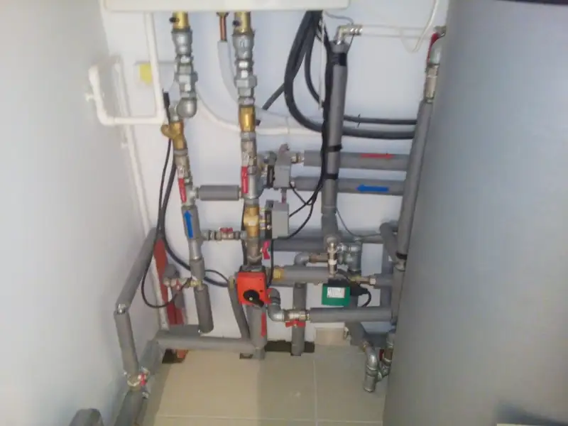 Instalacje w domu jednorodzinnym – rozdzielacz instalacji grzewczej w szafce ściennej