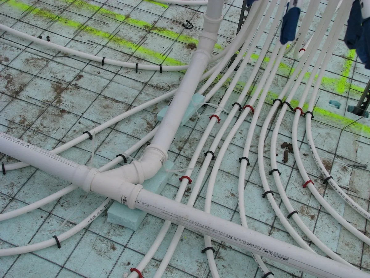 Budowa domu energooszczędnego – system rur instalacyjnych przygotowanych do montażu