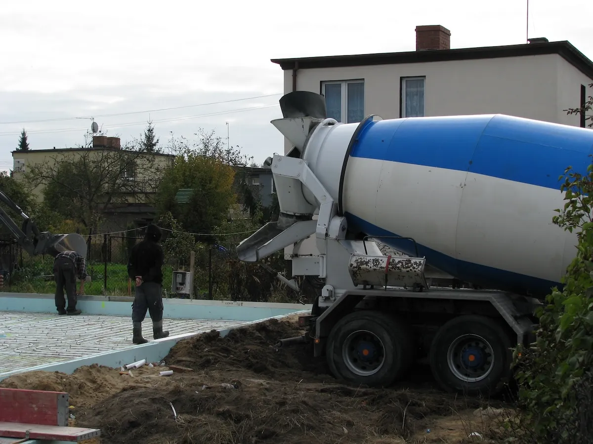 Budowa domu jednorodzinnego – transport betonu gruszką na budowę płyty fundamentowej