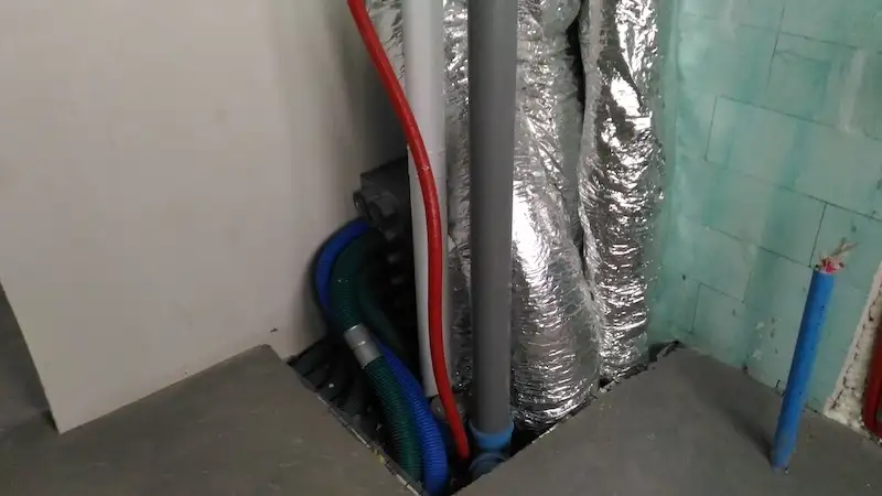 Instalacje w domu jednorodzinnym – pompa ciepła powietrze‑woda zamontowana przy ścianie domu
