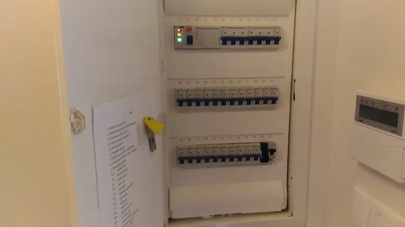 Instalacje w domu jednorodzinnym – jednostka zewnętrzna pompy ciepła na elewacji