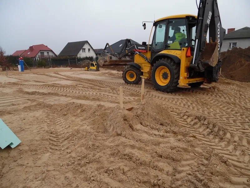 Budowa domu jednorodzinnego – przygotowanie i zagęszczanie podsypki pod płytę fundamentową