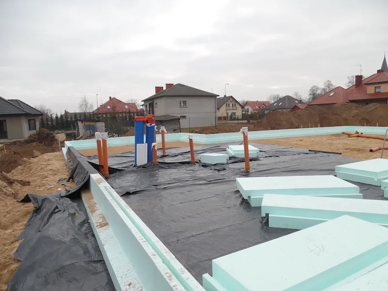 Budowa domu jednorodzinnego – układanie pierwszych warstw styropianu pod płytę fundamentową